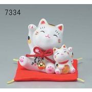 ★開運招福　薬師窯招き猫★　お目出度い「縁起の置物」　【彩絵　円満まねき猫（だっこ）】
