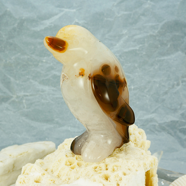 かわいい♪手彫り彫刻 ペンギンの置物 【重量約511g、サイズ約W58×D54×H115(mm)】 置き物