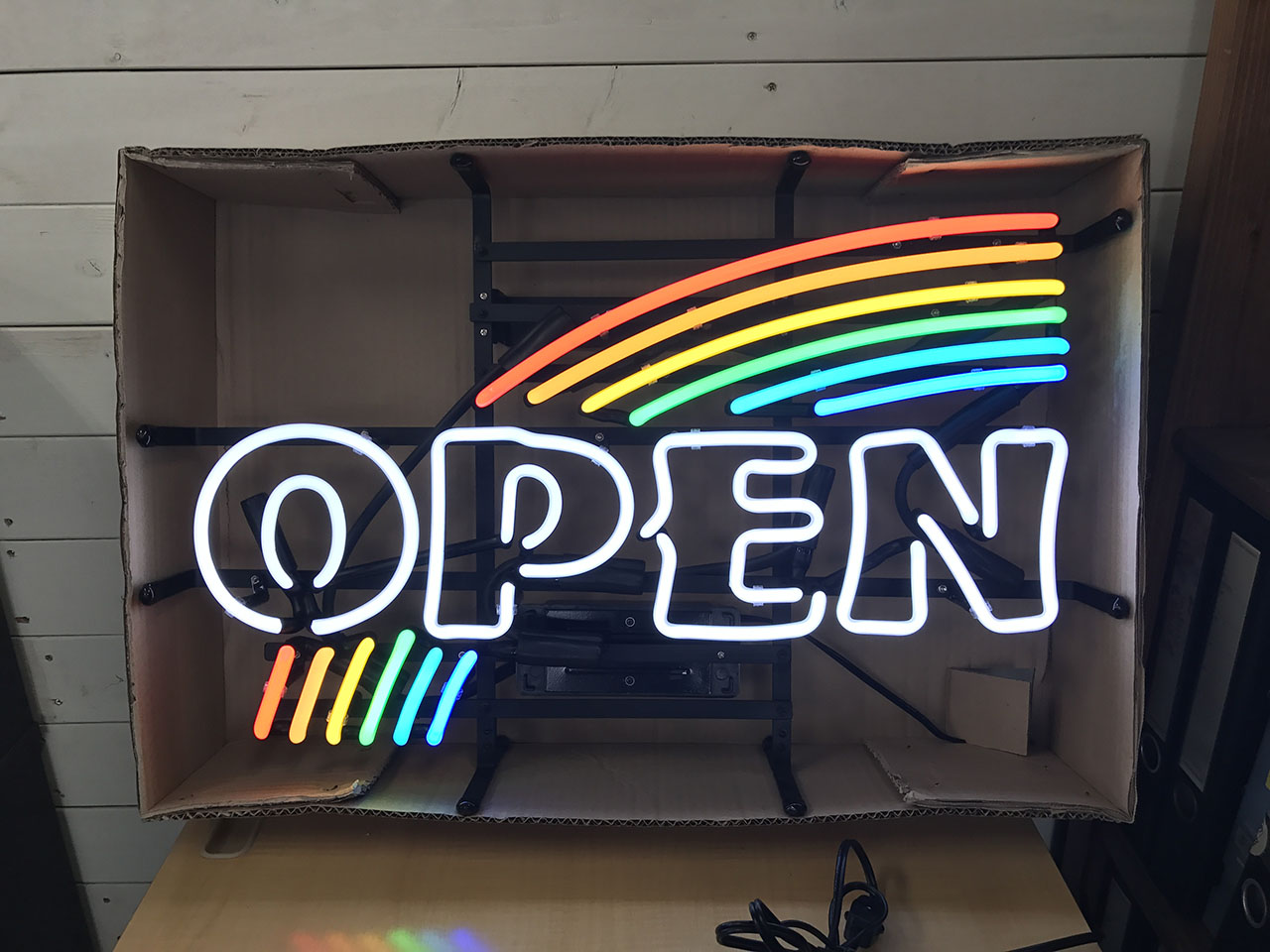 在庫処分 新品 ネオンサイン ネオン管 オープン レインボー Open Rainbow 虹 家具 インテリア 株式会社 Diggit 問屋 仕入れ 卸 卸売の専門 仕入れならnetsea