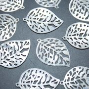 マザーオブパール　白蝶貝　透かし彫り　リーフ　葉っぱ　彫刻　パーツ　ハンドメイド　素材