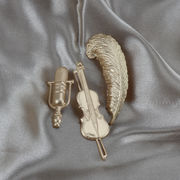 ブローチ　プレゼント　ビンテージ　メタル　バイオリン　羽毛　マイク　デザイン　ファッション