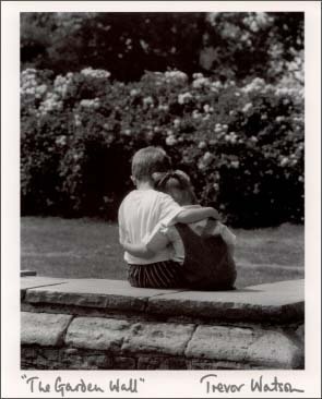 ポスター モノクロ写真「抱き合う2人の子ども」インテリア コレクション