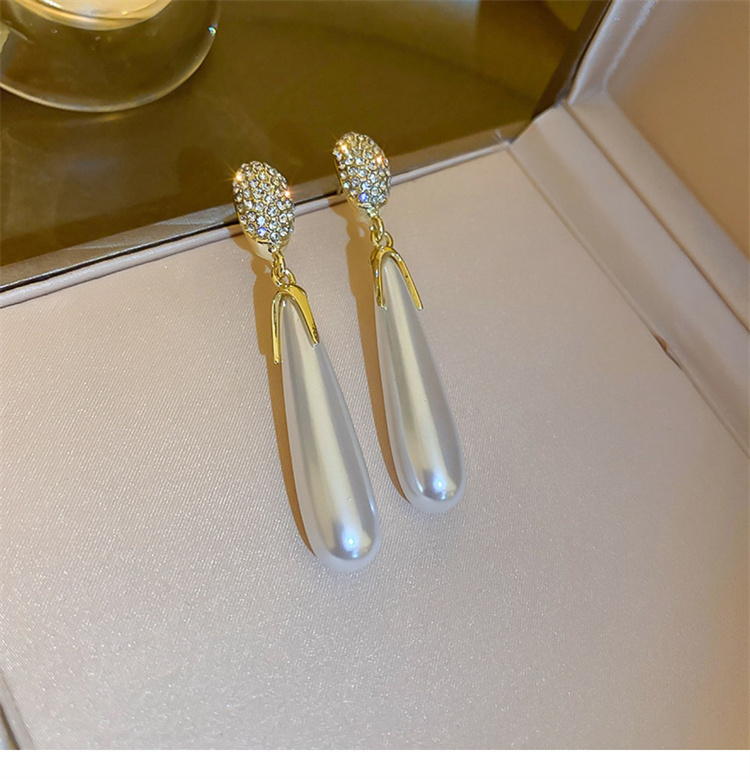 雑志で誌介されました 真珠 水滴 宴会場 結婚式 ピアス 銀針 ライトラグジュアリー デザインセンス