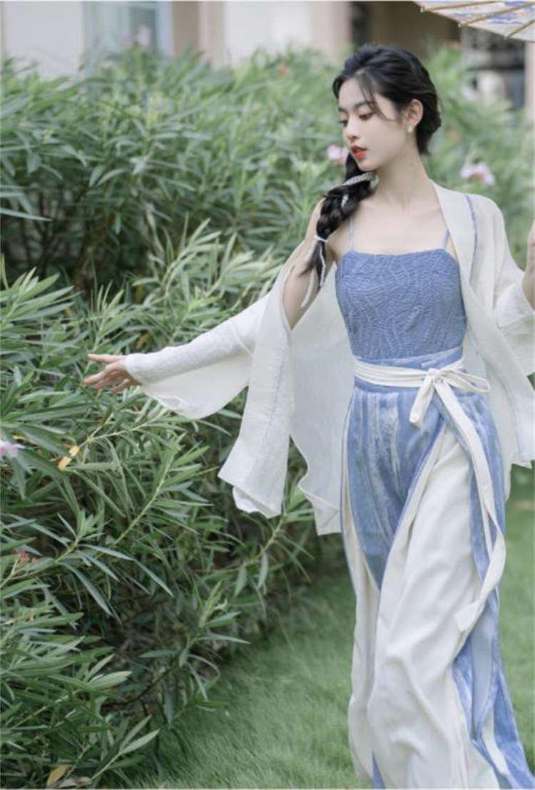 ガーリーなムード演出可能 中国の風 大人気 ベアトップ 丈の長いブラウス ロングスカート コート