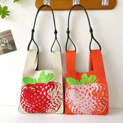ハンドバッグ　ニットバッグ　デザイン　韓国ファッション　レディース　イチゴ　苺柄