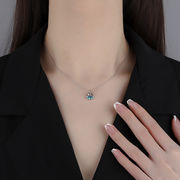 魚の尾ネックレス   青い宝石のネックレス