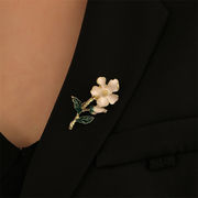 白い花のブローチ シンプルなクチナシ ピン シルクスカーフ服アクセサリー コサージュ