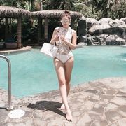 水着 レディース ワンピース ホルターネック スイムウェア フェザー柄 ベアバック ビーチ モノトーン