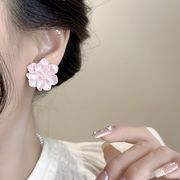 ピンクの椿 イヤリング  ファッショングッズ レディースヘアアクセサリー