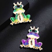 2色  かわいい 王冠カエルブローチ 動物 蛙 コサージュ カエルアクセサリー
