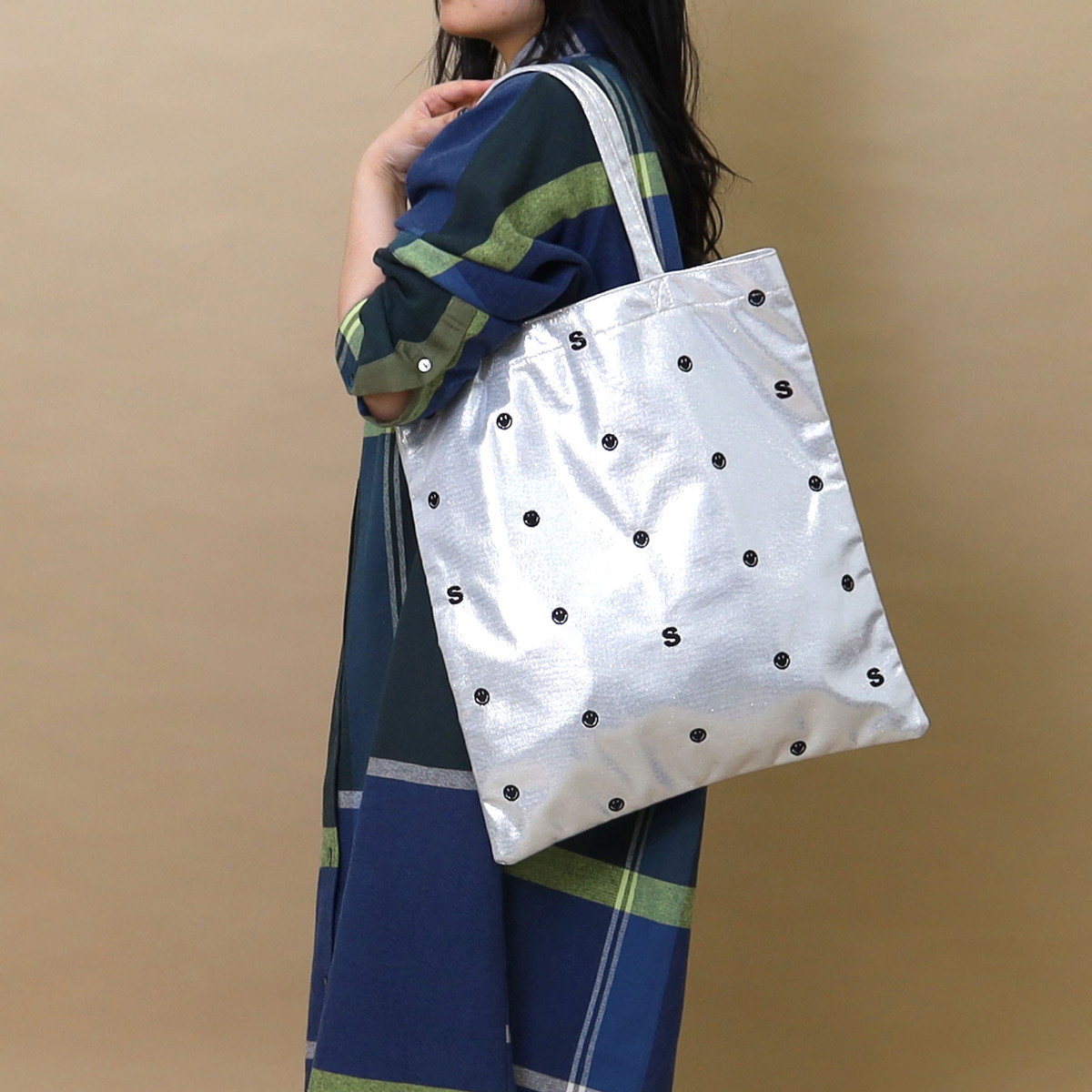 定番【クーコ COOCO】SMILEY　フェイス刺繍メタリックサブバッグ/A4対応