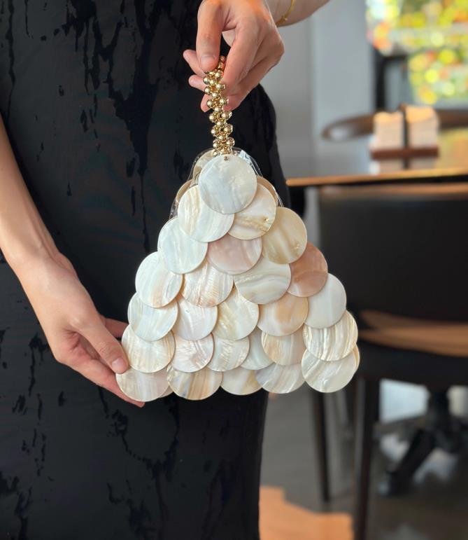 INSおすすめのホットスタイル INSスタイル 2025夏リゾート 三角型 天然貝 スパンコール付 手編み