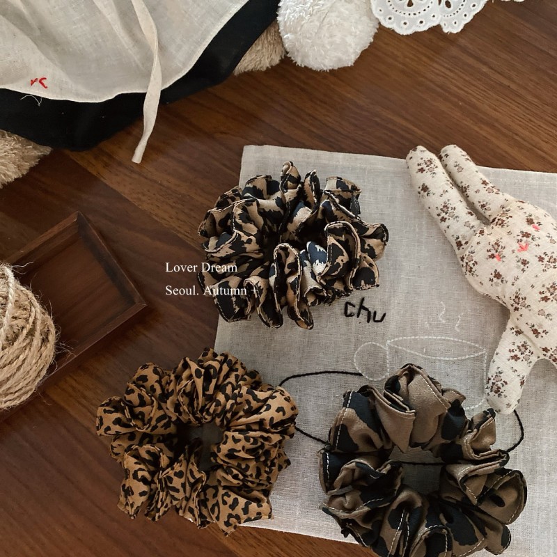 シュシュ　ヘアアクセサリー　レディース　韓国ファッション　豹柄