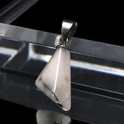 ペンダントトップ　フェナカイト＜ブラジル産＞　　ステンレス製　シルバー　ランダム発送