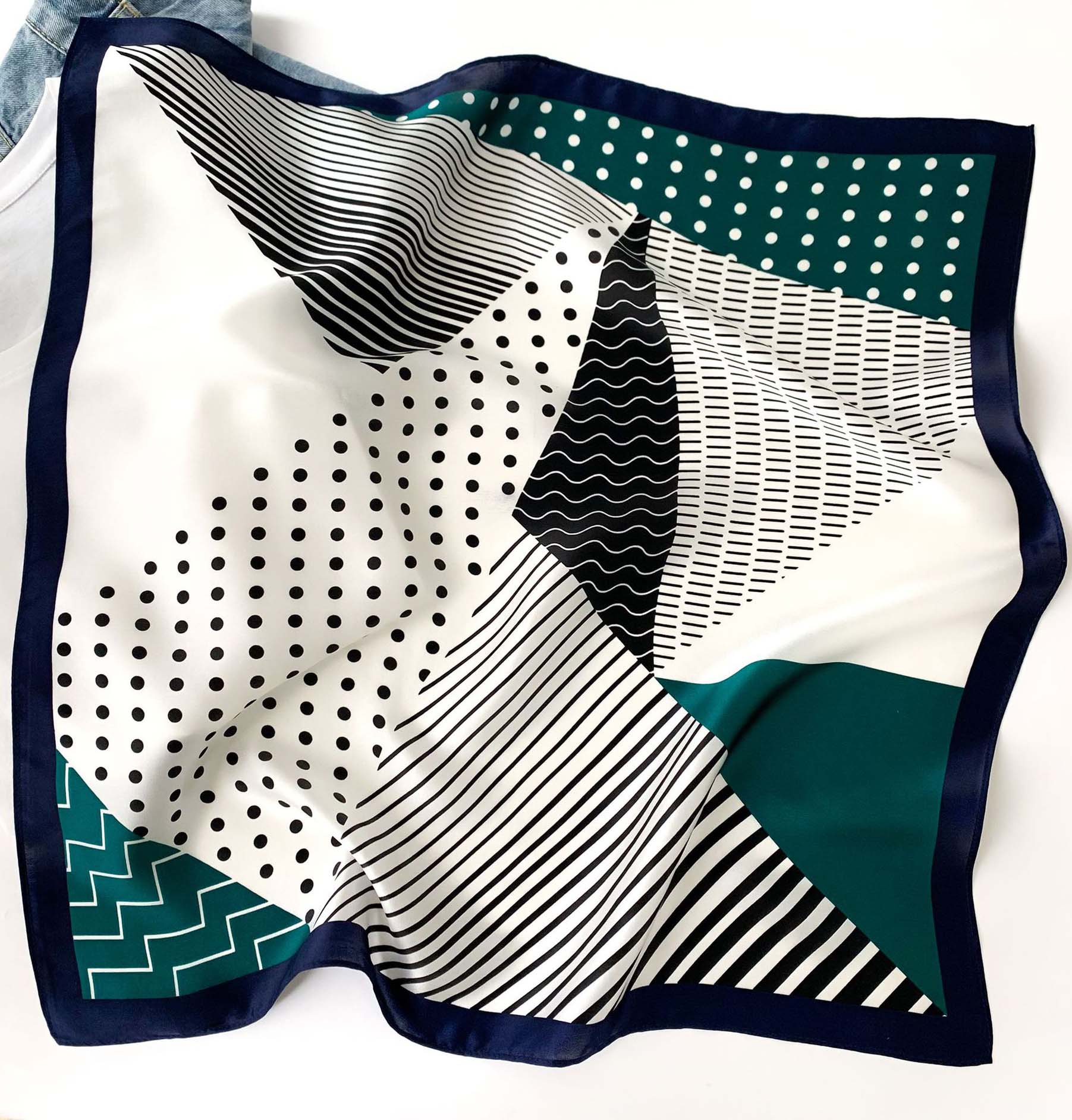 エレガントなプリント柄入り100％シルクプチスカーフ　04516