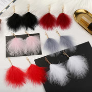 ファー ピアス 羽 ふわふわ レディース ピアス 揺れる お洒落 プレゼント カジュアル 大人 羽根 タッセル