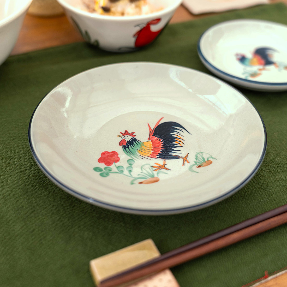 セラミック手彩色平皿[陶器食器皿トレートレイ鶏ニワトリにわとり手描きタイアジア26SS]