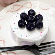 【新入荷】クリーミースクイーズ ブルーベリーショートケーキ おもちゃ 水感スクイーズ 超柔らか