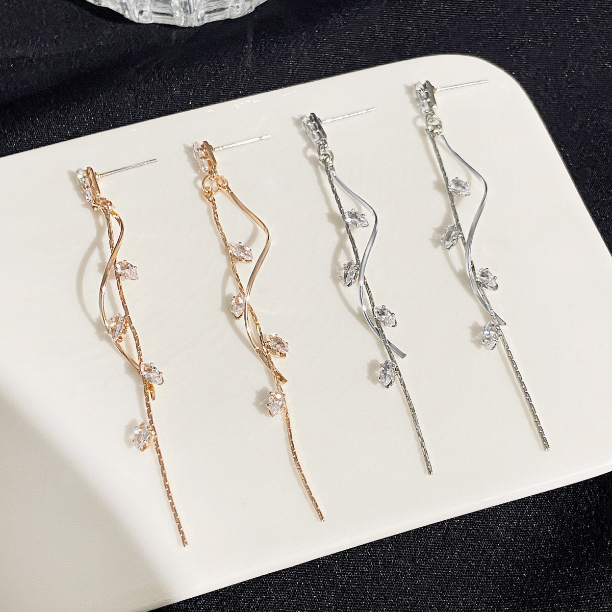 ロングピアス リーフ 葉っぱ 小枝 キュービックジルコニア シルバー ゴールド 上品 おしゃれ イヤリング