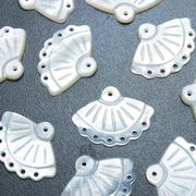 マザーオブパール　白蝶貝　扇　レース　彫刻　パーツ　ハンドメイド　素材