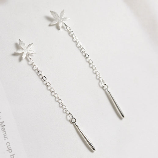 ピアス レディース 揺れる チェーン もみじ シルバーピアス 株式会社 シャローム 問屋 仕入れ 卸 卸売の専門 仕入れならnetsea