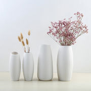 ドライフラワー、生け花の家庭、装飾品、白い陶磁器の花瓶