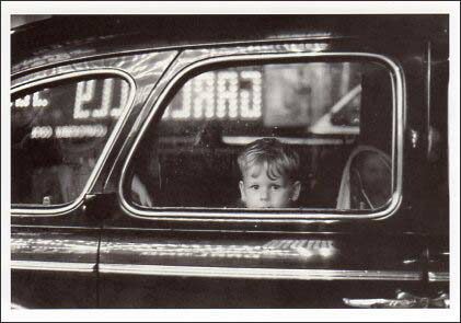 ポストカード モノクロ写真「車の中の男の子」