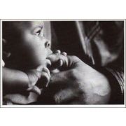 ポストカード モノクロ写真「指をしゃぶる赤ちゃん」