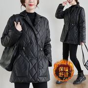 の新型黒色の修身はやせて大きいサイズの軽薄なコートが腰の羽毛ジャケットの女性を収めますJGX