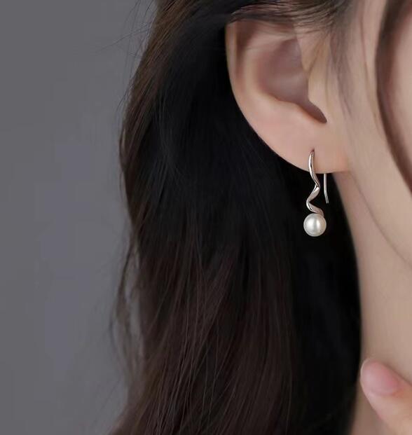 レディース　螺旋真珠のイヤリングピアス 925 金属アレルギー ファッション シンプル 韓国風 耳くぎ