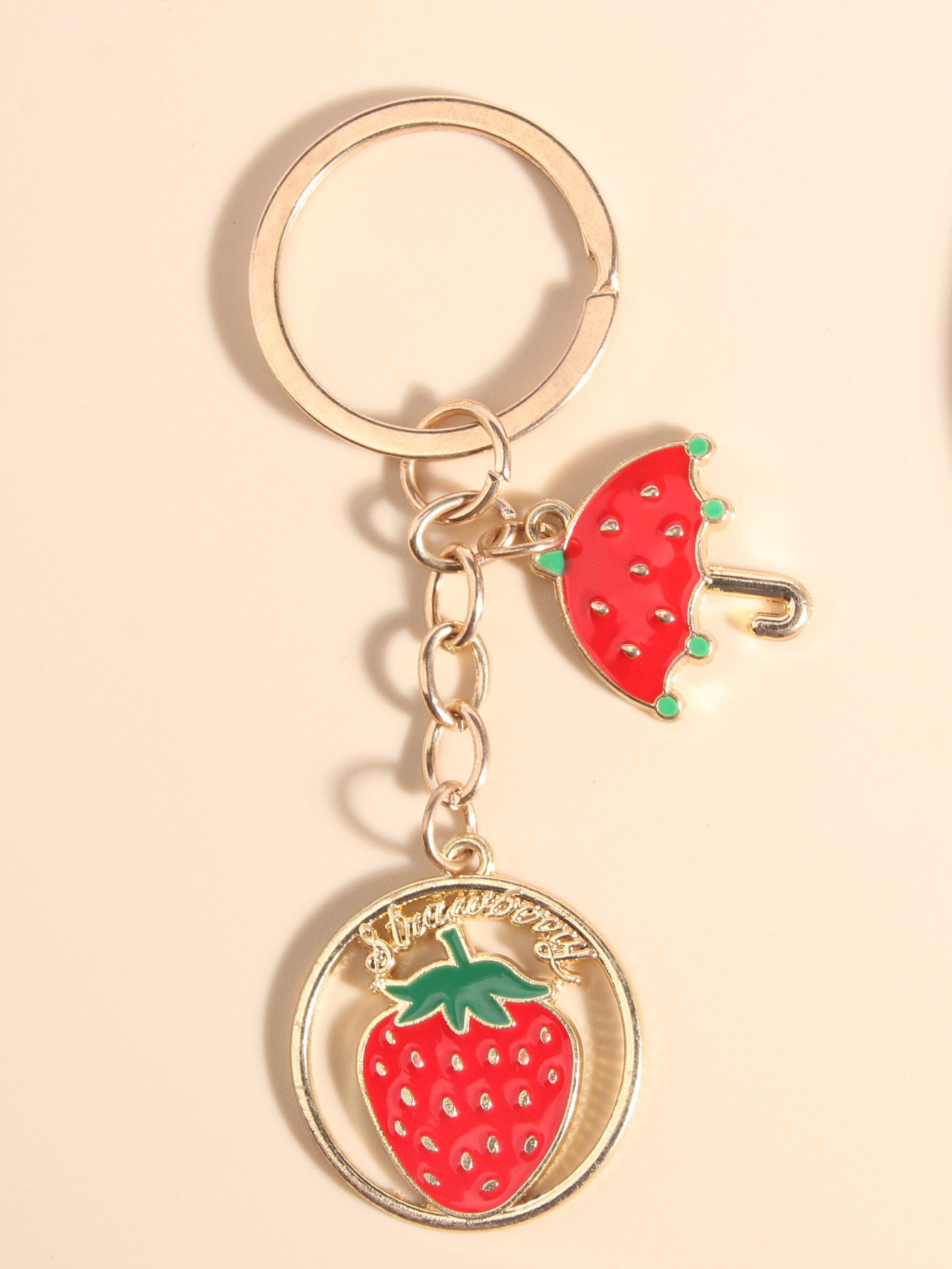 イチゴ柄グッズ いちご♡レジンイニシャルキーホルダー