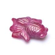 【１点物】高発色 ルビー　19x16mm　金魚彫刻 (トップ穴) ルース _PA9622