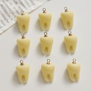 歯チャーム  樹脂 立体 黄色い歯 歯チャーム ペンダント アクセサリーパーツ  歯関連アクセサリー