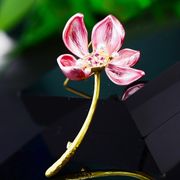 エナメルパール蓮のブローチ、スーツアクセサリー、入学式 卒業式  お花のコサージュ