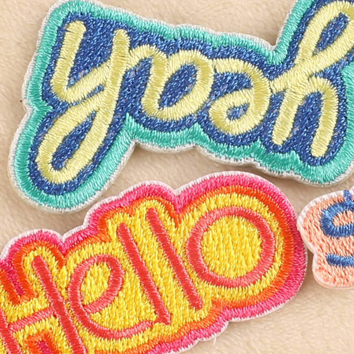 刺繍アイロンワッペン アップリケ パッチ【HELLO ハロー】挨拶 吹き出し 文字 格言 メッセージ 英語 かたかっ 黒