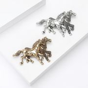 2色 馬のブローチ  男女兼用   復古  動物 競馬 ブローチ コサージュ ピン  馬のアクセサリー