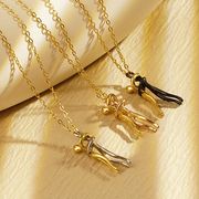 「抱きしめる人」ステンレスペンダント ハグモチーフ・ステンレス製カップルネックレス