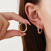 ステンレス製 不規則フォルムイヤーカフ（レディース） フランス風の気品と、アート感